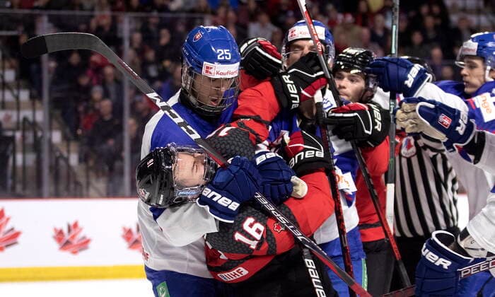 Eishockey, U20 Länderspiel, Kanada - Slowakei December 21, 2022, Moncton, NB, Canada: Canada s Connor Bedard is grabbed by Slovakia s Frantisek Dej during second period IIHF World Junior Hockey Championship pre-tournament hockey action in Moncton, N.B., on Wednesday, Dec. 21, 2022. Canada News - December 21, 2022 - ZUMAc35_ 20221221_zaf_c35_061 Copyright: xRonxWardx