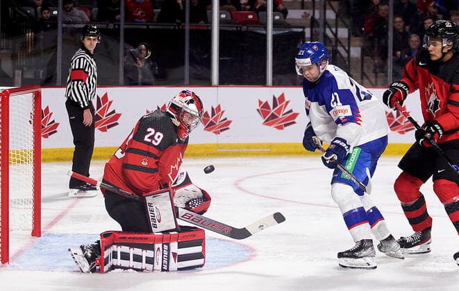 Eishockey, U20 Länderspiel, Kanada - Slowakei December 21, 2022, Moncton, NB, Canada: Canada s Benjamin Gaudreau stops Slovakia s Peter Repcik as Canada s Tyson Hinds defends during third period IIHF World Junior Hockey Championship pre-tournament hockey action in Moncton, N.B., on Wednesday, Dec. 21, 2022. Canada News - December 21, 2022 - ZUMAc35_ 20221221_zaf_c35_104 Copyright: xRonxWardx