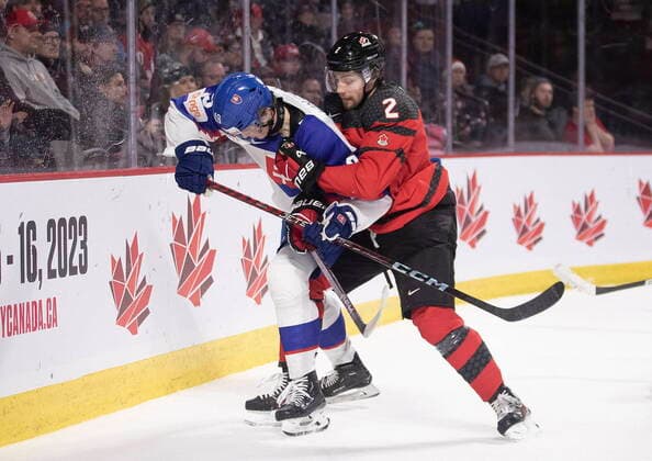 Eishockey, U20 Länderspiel, Kanada - Slowakei December 21, 2022, Moncton, NB, Canada: Slovakia s Samuel Honzek battles behind the net with Canada s Nolan Allan during third period IIHF World Junior Hockey Championship pre-tournament hockey action in Moncton, N.B., on Wednesday, Dec. 21, 2022. Canada News - December 21, 2022 - ZUMAc35_ 20221221_zaf_c35_105 Copyright: xRonxWardx