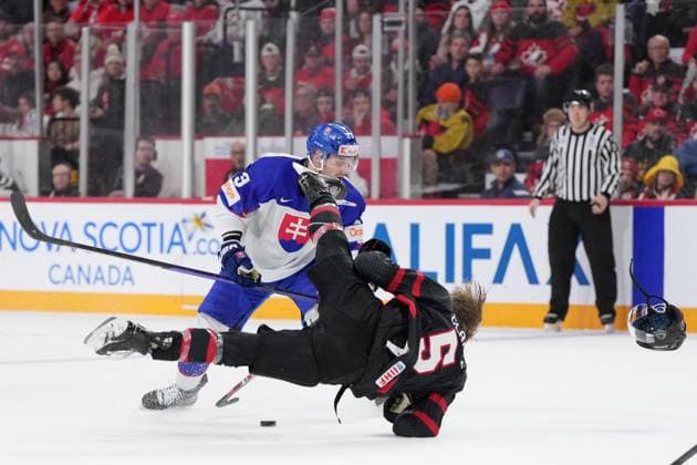 Sport Bilder des Tages January 2, 2023, Halifax, NS, Canada: Canada s Brandt Clarke, right, is hit by Slovakia s Robert Baco during second period IIHF World Junior Hockey Championship quarterfinal action in Halifax, Monday, Jan. 2, 2023. Robert Baco, Brandt Clarke - ZUMAc35_ 20230102_zaf_c35_111 Copyright: xDarrenxCalabresex