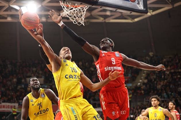Isaac Bonga (Bayern Basketball, 9) blockt Louis Olinde (ALBA BERLIN, 19). GER, FC Bayern Basketball vs. ALBA BERLIN, Basketball, easyCredit Basketball Bundesliga, Saison 2022 2023, 08.01.2023, GER, FC Bayern Basketball vs. ALBA BERLIN, Basketball, easyCredit Basketball Bundesliga, Saison 2022 2023, 08.01.2023, Muenchen Copyright: xEibner-Pressefoto MarcelxEngelbrechtx EP_MET