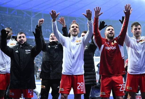 Fussball, Herren, 1. Bundesliga, Saison 2022 23, (18. Spieltag), Hertha BSC - 1. FC Union Berlin, v. l. Josip Juranovic (1. FC Union Berlin), Andras Schäfer (1. FC Union Berlin), Christopher Trimmel (1. FC Union Berlin), Niko Gießelmann (1. FC Union Berlin), Robin Knoche (1. FC Union Berlin), Jubel nach Abpfiff, 28.01. 2023, Copyright: xMatthiasxKochx