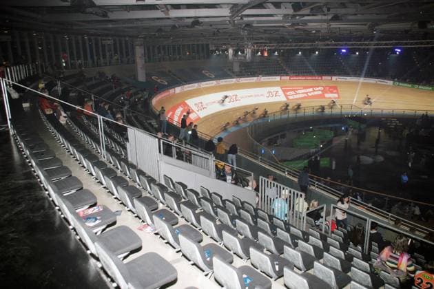 110. Berliner Sixdays, Zuschauer, Publikum, Kurve nach Ziel, Plaetze abgedeckt, Plätze abgedeckt, Tag 03, 3. Tag, Finale 19:59, Madison Herren, Maenner, Männer, Januar 27. - 29. 20230127 bis 20230129, verkuerzt, verkürzt auf drei 3 Tage, Tag 03, 3. Tag, 29. Januar, 15 bis 21 Uhr, Familientag, Familiensonntag, Velodrom Berlin Prenzlauer Berg, Paul-Heyse-Strasse 29,