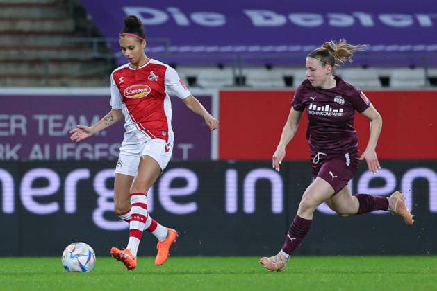 v.li.: Genessee Puntigam (1. FC Köln, 13) und Ramona Maier (SGS Essen, 9) im Zweikampf, Duell, Dynamik, Aktion, Action, Spielszene, DIE DFB-RICHTLINIEN UNTERSAGEN JEGLICHE NUTZUNG VON FOTOS ALS SEQUENZBILDER UND ODER VIDEOÄHNLICHE FOTOSTRECKEN. DFB REGULATIONS PROHIBIT ANY USE OF PHOTOGRAPHS AS IMAGE SEQUENCES AND OR QUASI-VIDEO., 03.02.2023, Essen (Deutschland), Fussball, Flyeralarm Frauen-Bundesliga, SGS Essen - 1. FC Köln
