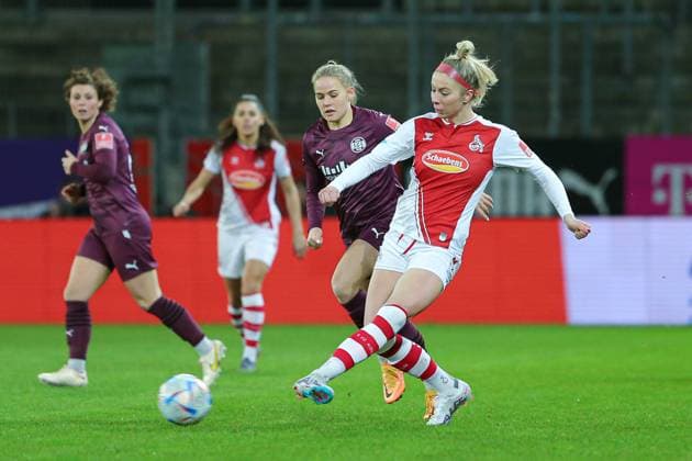 v.li.: Antonia Baaß (SGS Essen, 7) und Sharon Beck (1. FC Köln, 10) im Zweikampf, Duell, Dynamik, Aktion, Action, Spielszene, DIE DFB-RICHTLINIEN UNTERSAGEN JEGLICHE NUTZUNG VON FOTOS ALS SEQUENZBILDER UND ODER VIDEOÄHNLICHE FOTOSTRECKEN. DFB REGULATIONS PROHIBIT ANY USE OF PHOTOGRAPHS AS IMAGE SEQUENCES AND OR QUASI-VIDEO., 03.02.2023, Essen (Deutschland), Fussball, Flyeralarm Frauen-Bundesliga, SGS Essen - 1. FC Köln