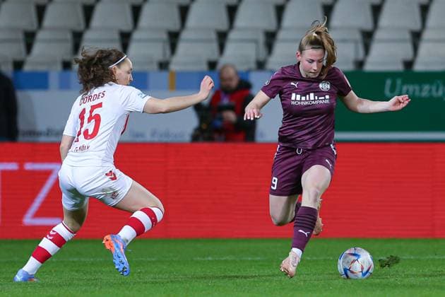 v.li.: Lotta Cordes (1. FC Köln, 15) und Ramona Maier (SGS Essen, 9) im Zweikampf, Duell, Dynamik, Aktion, Action, Spielszene, DIE DFB-RICHTLINIEN UNTERSAGEN JEGLICHE NUTZUNG VON FOTOS ALS SEQUENZBILDER UND ODER VIDEOÄHNLICHE FOTOSTRECKEN. DFB REGULATIONS PROHIBIT ANY USE OF PHOTOGRAPHS AS IMAGE SEQUENCES AND OR QUASI-VIDEO., 03.02.2023, Essen (Deutschland), Fussball, Flyeralarm Frauen-Bundesliga, SGS Essen - 1. FC Köln