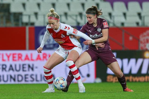 v.li.: Sharon Beck (1. FC Köln, 10) und Katharina Piljic (SGS Essen, 6) im Zweikampf, Duell, Dynamik, Aktion, Action, Spielszene, DIE DFB-RICHTLINIEN UNTERSAGEN JEGLICHE NUTZUNG VON FOTOS ALS SEQUENZBILDER UND ODER VIDEOÄHNLICHE FOTOSTRECKEN. DFB REGULATIONS PROHIBIT ANY USE OF PHOTOGRAPHS AS IMAGE SEQUENCES AND OR QUASI-VIDEO., 03.02.2023, Essen (Deutschland), Fussball, Flyeralarm Frauen-Bundesliga, SGS Essen - 1. FC Köln