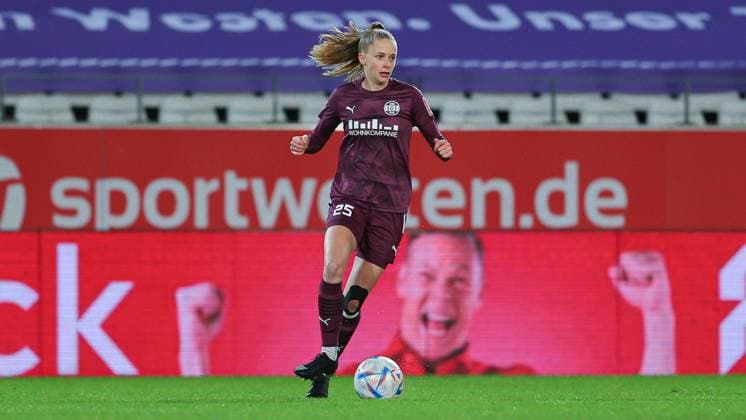 v.li.: Vivien Endemann (SGS Essen, 25) am Ball, Freisteller, Einzelbild, Ganzkörper, Aktion, Action, Spielszene, DIE DFB-RICHTLINIEN UNTERSAGEN JEGLICHE NUTZUNG VON FOTOS ALS SEQUENZBILDER UND ODER VIDEOÄHNLICHE FOTOSTRECKEN. DFB REGULATIONS PROHIBIT ANY USE OF PHOTOGRAPHS AS IMAGE SEQUENCES AND OR QUASI-VIDEO., 03.02.2023, Essen (Deutschland), Fussball, Flyeralarm Frauen-Bundesliga, SGS Essen - 1. FC Köln