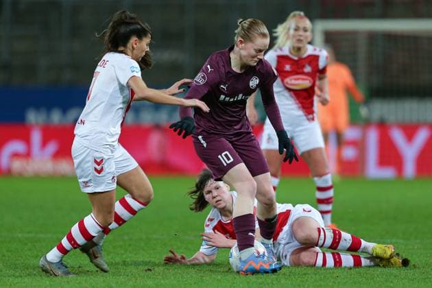 v.li.: Manjou Wilde (1. FC Köln, 7) und Natasha Kowalski (SGS Essen, 10) im Zweikampf, Duell, Dynamik, Aktion, Action, Spielszene, DIE DFB-RICHTLINIEN UNTERSAGEN JEGLICHE NUTZUNG VON FOTOS ALS SEQUENZBILDER UND ODER VIDEOÄHNLICHE FOTOSTRECKEN. DFB REGULATIONS PROHIBIT ANY USE OF PHOTOGRAPHS AS IMAGE SEQUENCES AND OR QUASI-VIDEO., 03.02.2023, Essen (Deutschland), Fussball, Flyeralarm Frauen-Bundesliga, SGS Essen - 1. FC Köln