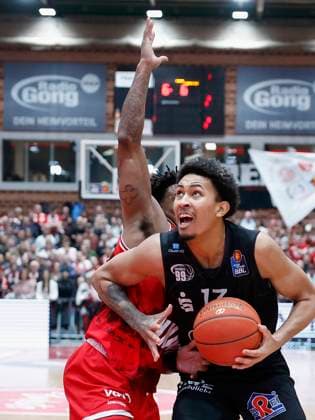 v. li. Stanley Whittaker (Wuerzburg Baskets, 11) und Jason George (NINERS Chemnitz, 13), 03.02.2023, Basketball, BBL, Wuerzburg Baskets - Niners Chemnitz, GER, Wuerzburg, tectake Arena, Copyright: HMBxMedia xHeikoxBecker