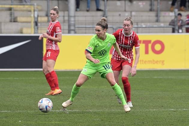 Svenja Huth (VfL Wolfsburg 10) im Zweikampf mit Janina Minge (SC Freiburg 9) GER, SC Freiburg vs. VfL Wolfsburg, Frauen, Fussball, Bundesliga, 11.Spieltag, Saison 2022 2023, 04.02.2023 DFL regulations prohibit any use of photographs as image sequences and or quasi-video. Foto:Eibner-Pressefoto Tobias Baur GER , SC Freiburg vs. VfL Wolfsburg , Fussball , Frauenbundesliga, 12.Spieltag , Saison 2022 2023, 04.02.2023 Freiburg Copyright: xEibner-Pressefotox EP_TBR