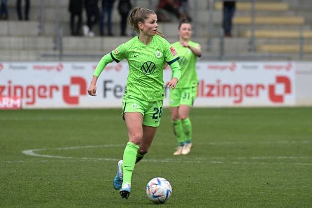 Tabea Waßmuth (VfL Wolfsburg 28) mit Ball GER, SC Freiburg vs. VfL Wolfsburg, Frauen, Fussball, Bundesliga, 11.Spieltag, Saison 2022 2023, 04.02.2023 DFL regulations prohibit any use of photographs as image sequences and or quasi-video. Foto:Eibner-Pressefoto Tobias Baur GER , SC Freiburg vs. VfL Wolfsburg , Fussball , Frauenbundesliga, 12.Spieltag , Saison 2022 2023, 04.02.2023 Freiburg Copyright: xEibner-Pressefotox EP_TBR
