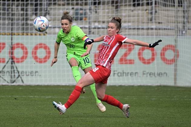 Svenja Huth (VfL Wolfsburg 10) im Zweikampf mit Lisa Kolb (SC Freiburg 18) GER, SC Freiburg vs. VfL Wolfsburg, Frauen, Fussball, Bundesliga, 11.Spieltag, Saison 2022 2023, 04.02.2023 DFL regulations prohibit any use of photographs as image sequences and or quasi-video. Foto:Eibner-Pressefoto Tobias Baur GER , SC Freiburg vs. VfL Wolfsburg , Fussball , Frauenbundesliga, 12.Spieltag , Saison 2022 2023, 04.02.2023 Freiburg Copyright: xEibner-Pressefotox EP_TBR