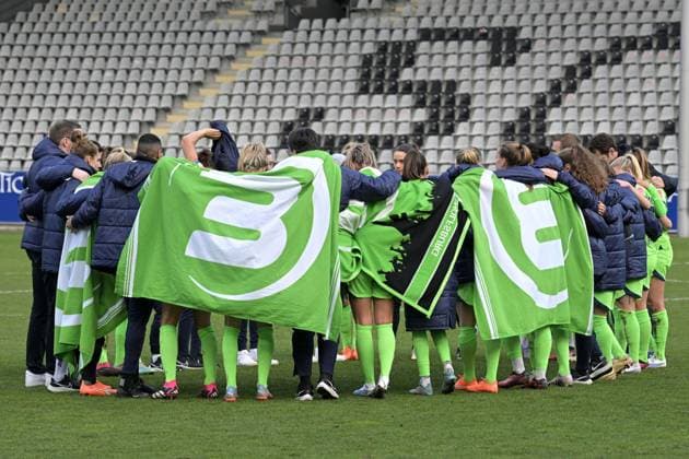 der Kreis der Woelfinnen nach dem Spiel GER, SC Freiburg vs. VfL Wolfsburg, Frauen, Fussball, Bundesliga, 11.Spieltag, Saison 2022 2023, 04.02.2023 DFL regulations prohibit any use of photographs as image sequences and or quasi-video. Foto:Eibner-Pressefoto Tobias Baur GER , SC Freiburg vs. VfL Wolfsburg , Fussball , Frauenbundesliga, 12.Spieltag , Saison 2022 2023, 04.02.2023 Freiburg Copyright: xEibner-Pressefotox EP_TBR