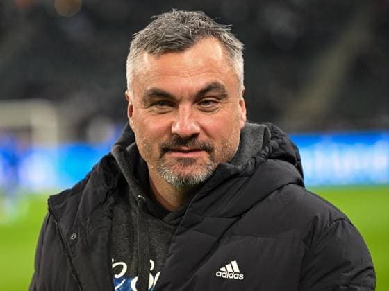 Thomas Reis (FC Schalke 04, Trainer) auf dem Weg zum Interview. VfL Borussia Moenchengladbach vs. FC Schalke 04, Fussball, Bundesliga, 19. Spieltag, Saison 2022 2023, 04.02.2023 DFB DFL Regulations prohibit any use of Photographs as image sequences and or quasi-video VfL Borussia Moenchengladbach vs. FC Schalke 04, Fussball, Bundesliga, 19. Spieltag, Saison 2022 2023, 04.02.2023 Moenchengladbach Copyright: xEibner-Pressefoto ThomasxHaeslerx EP_EER