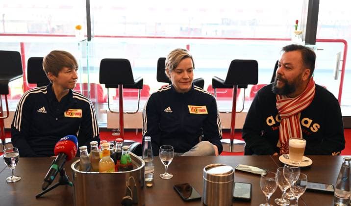 Fussball, Frauen, Regionalliga Nordost, Saison 2022 2023, 1. FC Union Berlin, Medienrunde, v. l. Trainerin Ailien Poese (1. FC Union Berlin), Sportliche Leiterin 1. Frauen Jennifer Zietz (1. FC Union Berlin), Stadion- und Pressesprecher Christian Arbeit (1. FC Union Berlin), 07.02. 2022, Copyright: xMatthiasxKochx