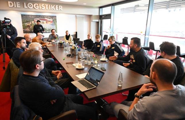 Fussball, Frauen, Regionalliga Nordost, Saison 2022 2023, 1. FC Union Berlin, Medienrunde, v. l. Journalisten, Trainerin Ailien Poese (1. FC Union Berlin), Sportliche Leiterin 1. Frauen Jennifer Zietz (1. FC Union Berlin), Stadion- und Pressesprecher Christian Arbeit (1. FC Union Berlin), 07.02. 2022, Copyright: xMatthiasxKochx