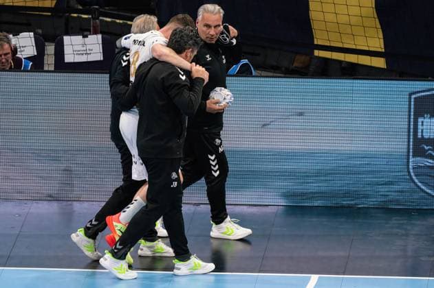 Niclas Ekberg (THW Kiel 18) muss mit Verletzung vom Spielfeld THW Kiel vs. Industria Kielce, Handball, EHF Champions League, Gruppenphase, Spieltag 11, Saison 2022 2023, 09.02.2023 -Pressefoto Marcel von Fehrn THW Kiel vs. Industria Kielce, Handball, EHF Champions League, Gruppenphase, Spieltag 11, Saison 2022 2023, 09.02.2023 Kiel Copyright: xEibner-Pressefoto MarcelxvonxFehrnx EP_EER