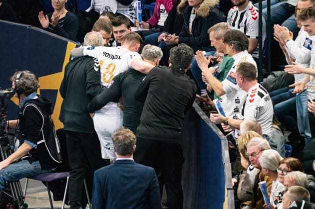 Niclas Ekberg (THW Kiel 18) wird mit Verletzung vom Spielfeld begleitet, Fans spenden ihm Applaus THW Kiel vs. Industria Kielce, Handball, EHF Champions League, Gruppenphase, Spieltag 11, Saison 2022 2023, 09.02.2023 -Pressefoto Marcel von Fehrn THW Kiel vs. Industria Kielce, Handball, EHF Champions League, Gruppenphase, Spieltag 11, Saison 2022 2023, 09.02.2023 Kiel Copyright: xEibner-Pressefoto MarcelxvonxFehrnx EP_EER