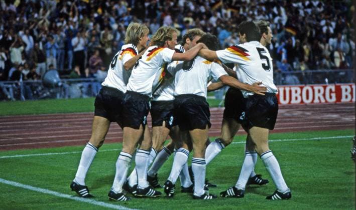 17.06.88 Deutschland - Spanien Deutschland, München, 17.06.1988, Fussball, Europameisterschaft EM 1988 in Deutschland, Deutschland - Spanien (2:0): v.l. Jürgen Klinsmann, Andreas Brehme, Rudi Völler, Lothar Matthäus, Matthias Herget, Wolfgang Rolff (alle Deutschland); Jubel Tor 2:0 Völler.