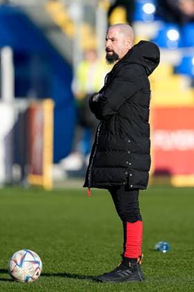Sascha Glass (Trainer, Cheftrainer, 1. FC Köln), Freisteller, Ganzkörper, Einzelbild, Einzelfoto, Aktion, Action, 12.02.2023, Sinsheim (Hoffenheim) (Deutschland), Fussball, Flyeralarm Frauen-Bundesliga, TSG 1899 Hoffenheim - 1. FC Köln, 12.02.2023, Sinsheim (Hoffenheim) (Deutschland), Fussball, Flyeralarm Frauen-Bundesliga, TSG 1899 Hoffenheim - 1. FC Köln, DFB DFL REGULATIONS PROHIBIT ANY USE OF PHOTOGRAPHS AS IMAGE SEQUENCES AND OR QUASI-VIDEO.