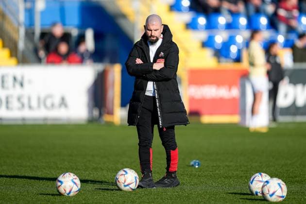 Sascha Glass (Trainer, Cheftrainer, 1. FC Köln), Freisteller, Ganzkörper, Einzelbild, Einzelfoto, Aktion, Action, enttäuscht schauend, Enttäuschung, Frustration, disappointed, pessimistisch, 12.02.2023, Sinsheim (Hoffenheim) (Deutschland), Fussball, Flyeralarm Frauen-Bundesliga, TSG 1899 Hoffenheim - 1. FC Köln, 12.02.2023, Sinsheim (Hoffenheim) (Deutschland), Fussball, Flyeralarm Frauen-Bundesliga, TSG 1899 Hoffenheim - 1. FC Köln, DFB DFL REGULATIONS PROHIBIT ANY USE OF PHOTOGRAPHS AS IMAGE SEQUENCES AND OR QUASI-VIDEO.
