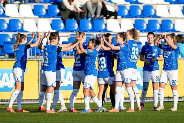 Spielerinnen der TSG 1899 Hoffenheim, klatschen sich vor dem Spiel ab, motivieren sich auf die Partie, Motivation, Vorfreude, Zuversicht, zuversichtlich, Aktion, Action, 12.02.2023, Sinsheim (Hoffenheim) (Deutschland), Fussball, Flyeralarm Frauen-Bundesliga, TSG 1899 Hoffenheim - 1. FC Köln, 12.02.2023, Sinsheim (Hoffenheim) (Deutschland), Fussball, Flyeralarm Frauen-Bundesliga, TSG 1899 Hoffenheim - 1. FC Köln, DFB DFL REGULATIONS PROHIBIT ANY USE OF PHOTOGRAPHS AS IMAGE SEQUENCES AND OR QUASI-VIDEO.