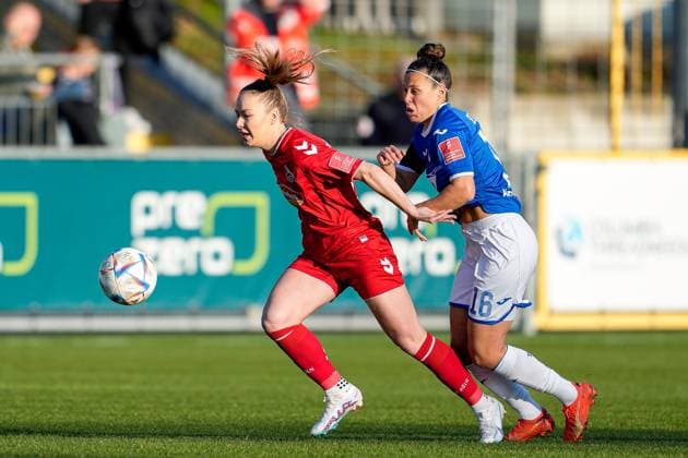 v.li.: Weronika Zawistowska (Köln, 24), Nicole Billa (TSG, 16), Zweikampf, Spielszene, Duell, duel, tackle, tackling, Dynamik, Action, Aktion, 12.02.2023, Sinsheim (Hoffenheim) (Deutschland), Fussball, Flyeralarm Frauen-Bundesliga, TSG 1899 Hoffenheim - 1. FC Köln, 12.02.2023, Sinsheim (Hoffenheim) (Deutschland), Fussball, Flyeralarm Frauen-Bundesliga, TSG 1899 Hoffenheim - 1. FC Köln, DFB DFL REGULATIONS PROHIBIT ANY USE OF PHOTOGRAPHS AS IMAGE SEQUENCES AND OR QUASI-VIDEO.