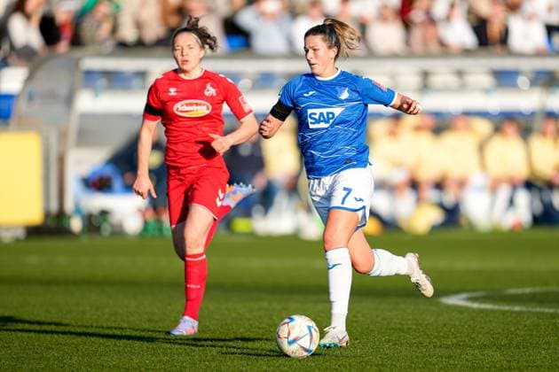 v.li.: Lotta Cordes (Köln, 15), Chantal Hagel (TSG, 7), Aktion, Action, Spielszene, 12.02.2023, Sinsheim (Hoffenheim) (Deutschland), Fussball, Flyeralarm Frauen-Bundesliga, TSG 1899 Hoffenheim - 1. FC Köln, 12.02.2023, Sinsheim (Hoffenheim) (Deutschland), Fussball, Flyeralarm Frauen-Bundesliga, TSG 1899 Hoffenheim - 1. FC Köln, DFB DFL REGULATIONS PROHIBIT ANY USE OF PHOTOGRAPHS AS IMAGE SEQUENCES AND OR QUASI-VIDEO.