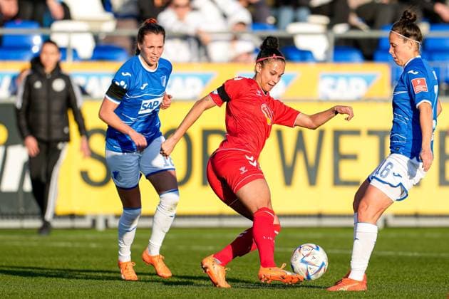 v.li.: Julia Hickelsberger (Hickelsberger-Füller , TSG, 18), Genessee Puntigam (Köln, 13), Nicole Billa (TSG, 16), Zweikampf, Spielszene, Duell, duel, tackle, tackling, Dynamik, Action, Aktion, 12.02.2023, Sinsheim (Hoffenheim) (Deutschland), Fussball, Flyeralarm Frauen-Bundesliga, TSG 1899 Hoffenheim - 1. FC Köln, 12.02.2023, Sinsheim (Hoffenheim) (Deutschland), Fussball, Flyeralarm Frauen-Bundesliga, TSG 1899 Hoffenheim - 1. FC Köln, DFB DFL REGULATIONS PROHIBIT ANY USE OF PHOTOGRAPHS AS IMAGE SEQUENCES AND OR QUASI-VIDEO.