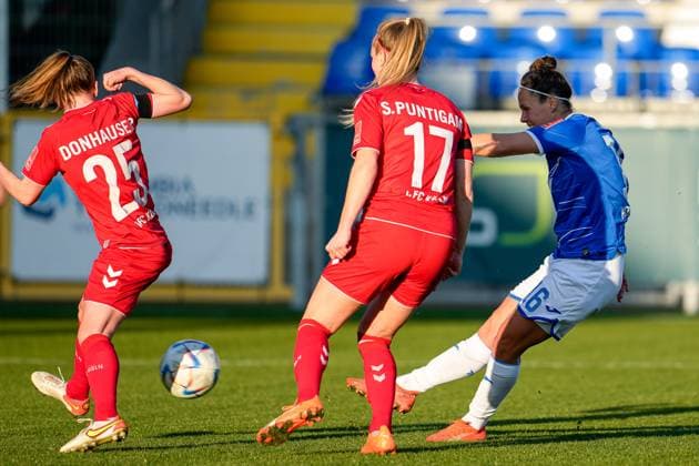 v.li.: Laura Donhauser (Köln, 25), Sarah Puntigam (Köln, 17), Torschützin Nicole Billa (TSG, 16), erzielt das Tor zum 1:0, Treffer, Torerfolg, Highlight, Action, Aktion, Spielszene, 12.02.2023, Sinsheim (Hoffenheim) (Deutschland), Fussball, Flyeralarm Frauen-Bundesliga, TSG 1899 Hoffenheim - 1. FC Köln, 12.02.2023, Sinsheim (Hoffenheim) (Deutschland), Fussball, Flyeralarm Frauen-Bundesliga, TSG 1899 Hoffenheim - 1. FC Köln, DFB DFL REGULATIONS PROHIBIT ANY USE OF PHOTOGRAPHS AS IMAGE SEQUENCES AND OR QUASI-VIDEO.