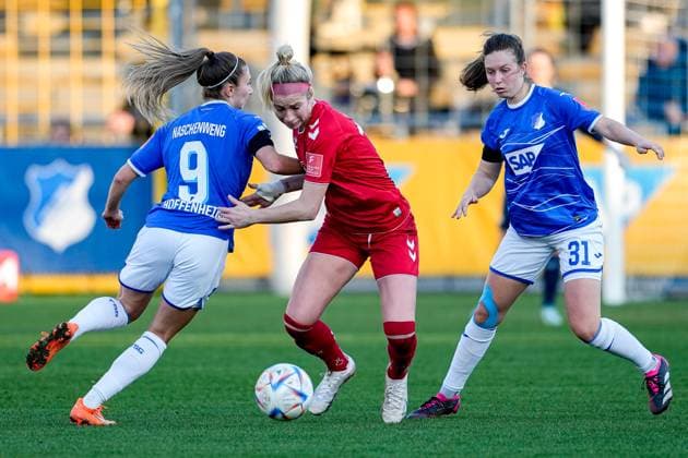 v.li.: Katharina Naschenweng (TSG, 9), Sharon Beck (Köln, 10), Jana Feldkamp (TSG, 31), Zweikampf, Spielszene, Duell, duel, tackle, tackling, Dynamik, Action, Aktion, 12.02.2023, Sinsheim (Hoffenheim) (Deutschland), Fussball, Flyeralarm Frauen-Bundesliga, TSG 1899 Hoffenheim - 1. FC Köln, 12.02.2023, Sinsheim (Hoffenheim) (Deutschland), Fussball, Flyeralarm Frauen-Bundesliga, TSG 1899 Hoffenheim - 1. FC Köln, DFB DFL REGULATIONS PROHIBIT ANY USE OF PHOTOGRAPHS AS IMAGE SEQUENCES AND OR QUASI-VIDEO.
