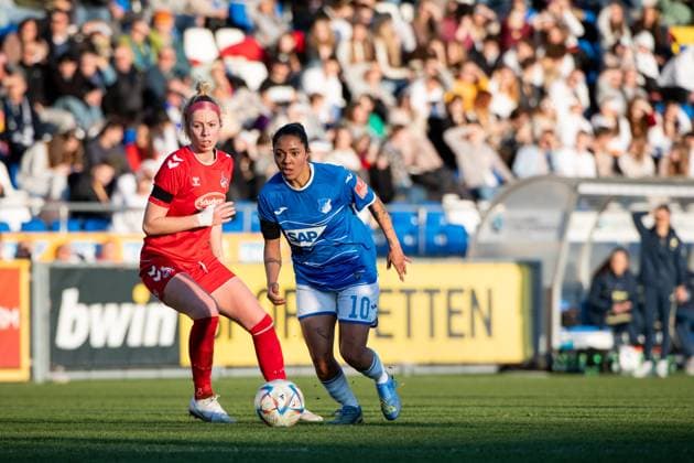 Gia Corley (TSG Hoffenheim, 10) im Zweikampf mit Sharon Beck (1. FC Koeln, 10), GER, TSG 1899 Hoffenheim vs. 1. FC Koeln, Fussball Flyeralarm Frauen Bundesliga, 12. Spieltag, Spielzeit 2022 2023, 12.02.2023 GER, TSG 1899 Hoffenheim vs. 1. FC Koeln, Fussball Flyeralarm Frauen Bundesliga, 12. Spieltag, Spielzeit 2022 2023, 12.02.2023 Hoffenheim Copyright: xEibner Memmlerx EP_MMR