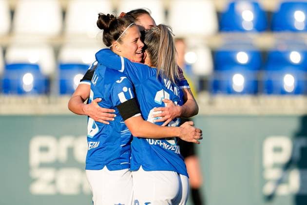 v.li.: Torschützin Nicole Billa (TSG, 16), Ereleta Memeti (TSG, 23), Julia Hickelsberger (Hickelsberger-Füller, TSG, 18), Spielerinnen der TSG 1899 Hoffenheim, jubeln über das Tor zum 1:0, Jubel, Torjubel, Torerfolg, celebrate the goal, goal, celebration, Jubel ueber das Tor, optimistisch, Spielszene, Highlight, Action, Aktion, 12.02.2023, Sinsheim (Hoffenheim) (Deutschland), Fussball, Flyeralarm Frauen-Bundesliga, TSG 1899 Hoffenheim - 1. FC Köln, 12.02.2023, Sinsheim (Hoffenheim) (Deutschland), Fussball, Flyeralarm Frauen-Bundesliga, TSG 1899 Hoffenheim - 1. FC Köln, DFB DFL REGULATIONS PROHIBIT ANY USE OF PHOTOGRAPHS AS IMAGE SEQUENCES AND OR QUASI-VIDEO.