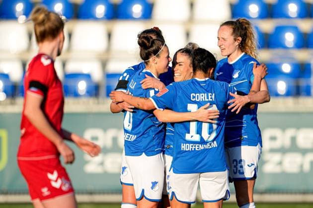 v.li.: Nicole Billa (TSG, 16), Julia Hickelsberger (Hickelsberger-Füller, TSG, 18), Ereleta Memeti (TSG, 23), Gia Corley (TSG, 10), Fabienne Dongus (TSG, 33), Spielerinnen der TSG 1899 Hoffenheim, jubeln über das Tor zum 1:0, Jubel, Torjubel, Torerfolg, celebrate the goal, goal, celebration, Jubel ueber das Tor, optimistisch, Spielszene, Highlight, Action, Aktion, 12.02.2023, Sinsheim (Hoffenheim) (Deutschland), Fussball, Flyeralarm Frauen-Bundesliga, TSG 1899 Hoffenheim - 1. FC Köln, 12.02.2023, Sinsheim (Hoffenheim) (Deutschland), Fussball, Flyeralarm Frauen-Bundesliga, TSG 1899 Hoffenheim - 1. FC Köln, DFB DFL REGULATIONS PROHIBIT ANY USE OF PHOTOGRAPHS AS IMAGE SEQUENCES AND OR QUASI-VIDEO.