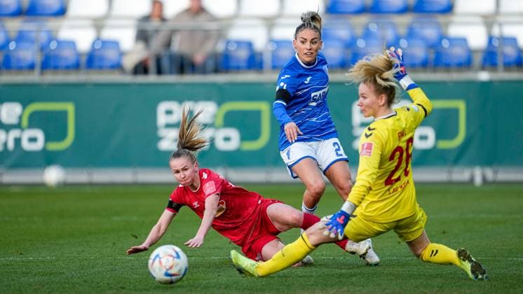 v.li.: Laura Donhauser (Köln, 25), Ereleta Memeti (TSG, 23), Jasmin Pal (Torwart, Torhüterin, Köln, 26), Zweikampf, Spielszene, Duell, duel, tackle, tackling, Dynamik, Action, Aktion, 12.02.2023, Sinsheim (Hoffenheim) (Deutschland), Fussball, Flyeralarm Frauen-Bundesliga, TSG 1899 Hoffenheim - 1. FC Köln, 12.02.2023, Sinsheim (Hoffenheim) (Deutschland), Fussball, Flyeralarm Frauen-Bundesliga, TSG 1899 Hoffenheim - 1. FC Köln, DFB DFL REGULATIONS PROHIBIT ANY USE OF PHOTOGRAPHS AS IMAGE SEQUENCES AND OR QUASI-VIDEO.