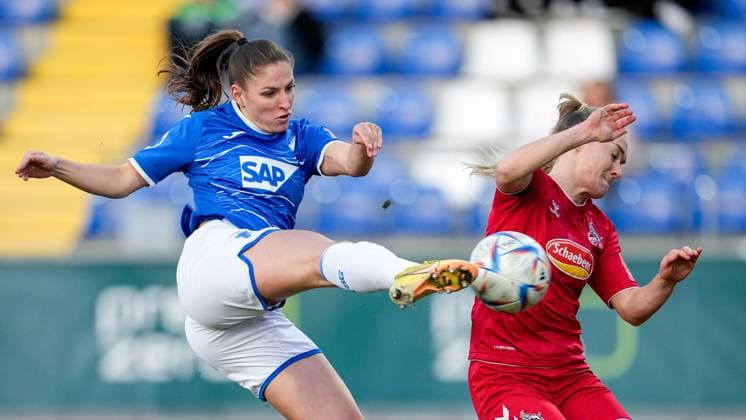 v.li.: Torschützin Melissa Kössler (TSG, 25) im Zweikampf mit Sarah Puntigam (Köln, 17), erzielt das Tor zum 2:0, Treffer, Torerfolg, Highlight, Action, Aktion, Spielszene, 12.02.2023, Sinsheim (Hoffenheim) (Deutschland), Fussball, Flyeralarm Frauen-Bundesliga, TSG 1899 Hoffenheim - 1. FC Köln, 12.02.2023, Sinsheim (Hoffenheim) (Deutschland), Fussball, Flyeralarm Frauen-Bundesliga, TSG 1899 Hoffenheim - 1. FC Köln, DFB DFL REGULATIONS PROHIBIT ANY USE OF PHOTOGRAPHS AS IMAGE SEQUENCES AND OR QUASI-VIDEO.