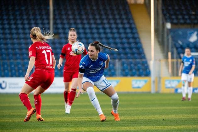 Julia Hickelsberger (TSG Hoffenheim, 18) im Zweikampf mit Sarah Maria Puntigam (1. FC Koeln, 17), GER, TSG 1899 Hoffenheim vs. 1. FC Koeln, Fussball Flyeralarm Frauen Bundesliga, 12. Spieltag, Spielzeit 2022 2023, 12.02.2023 GER, TSG 1899 Hoffenheim vs. 1. FC Koeln, Fussball Flyeralarm Frauen Bundesliga, 12. Spieltag, Spielzeit 2022 2023, 12.02.2023 Hoffenheim Copyright: xEibner Memmlerx EP_MMR