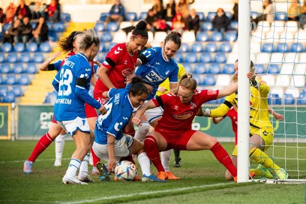 Gia Corley (TSG Hoffenheim, 10), Ereleta Memeti (TSG Hoffenheim, 23) im Zweikampf mit Sarah Maria Puntigam (1. FC Koeln, 17), Genessee Puntigam (1. FC Koeln, 13), Jasmin Pal (1. FC Koeln, 26), GER, TSG 1899 Hoffenheim vs. 1. FC Koeln, Fussball Flyeralarm Frauen Bundesliga, 12. Spieltag, Spielzeit 2022 2023, 12.02.2023 GER, TSG 1899 Hoffenheim vs. 1. FC Koeln, Fussball Flyeralarm Frauen Bundesliga, 12. Spieltag, Spielzeit 2022 2023, 12.02.2023 Hoffenheim Copyright: xEibner Memmlerx EP_MMR