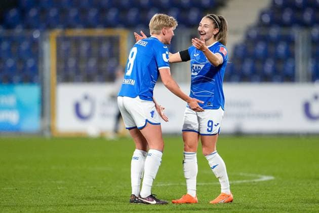 v.li.: Paulina Krumbiegel (TSG, 8), Katharina Naschenweng (TSG, 9), Spielerinnen der TSG 1899 Hoffenheim, Jubel nach dem Schlusspfiff, Sieg, Sieger, Gewinner, jubelt, jubeln, Freude, optimistisch, Highlight, Action, Aktion, 12.02.2023, Sinsheim (Hoffenheim) (Deutschland), Fussball, Flyeralarm Frauen-Bundesliga, TSG 1899 Hoffenheim - 1. FC Köln, 12.02.2023, Sinsheim (Hoffenheim) (Deutschland), Fussball, Flyeralarm Frauen-Bundesliga, TSG 1899 Hoffenheim - 1. FC Köln, DFB DFL REGULATIONS PROHIBIT ANY USE OF PHOTOGRAPHS AS IMAGE SEQUENCES AND OR QUASI-VIDEO.