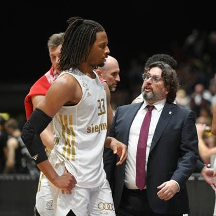 Andrea Trinchieri (Cheftrainer, Head Coach, FC Bayern Muenchen Basketball) re. und Freddi Gillespie (FC Bayern Muenchen Basketball) li. GER, NINERS Chemnitz vs. FC Bayern Muenchen, Basketball, Bundesliga, easycredit BBL, 20. Spieltag, Saison 2022 2023, 12.02.2023 DFB DFL REGULATIONS PROHIBIT ANY USE OF PHOTOGRAPHS AS IMAGE SEQUENCES AND OR QUASI-VIDEO GER, NINERS Chemnitz vs. FC Bayern Muenchen, Basketball, Bundesliga, easycredit BBL, 20. Spieltag, Saison 2022 2023, 12.02.2023 Chemnitz Copyright: xEibner-Pressefoto BertxHarzerx EP_EER