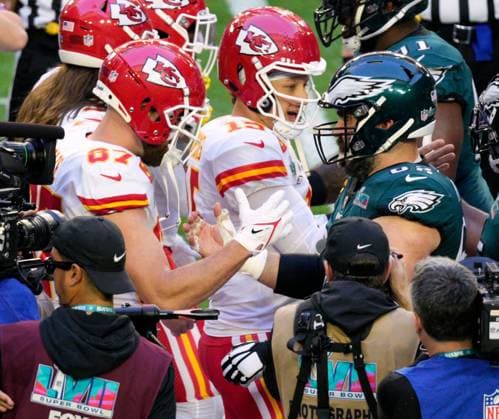 Mandatory Credit: Photo by Dave Shopland Shutterstock (13762400bh) Kansas City Chiefs tight end Travis Kelce (87) and his brother Philadelphia Eagles player Jason Kelce (62) embrace ahead of kick-off Philadelphia Eagles v Kansas City Chiefs, Super Bowl LVII, NFL, American Football Herren, USA University of Phoenix Stadium, Glendale Arizona, USA - 12 Feb 2023 Philadelphia Eagles v Kansas City Chiefs, Super Bowl LVII, NFL, University of Phoenix Stadium, Glendale Arizona, USA - 12 Feb 2023 Copyright: xDavexShopland Shutterstockx 13762400bh