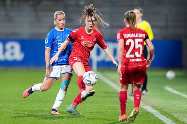 v.li.: Vanessa Leimenstoll (TSG, 27), Alena Bienz (Köln, 11), Laura Donhauser (Köln, 25), Zweikampf, Spielszene, Duell, duel, tackle, tackling, Dynamik, Action, Aktion, 12.02.2023, Sinsheim (Hoffenheim) (Deutschland), Fussball, Flyeralarm Frauen-Bundesliga, TSG 1899 Hoffenheim - 1. FC Köln, 12.02.2023, Sinsheim (Hoffenheim) (Deutschland), Fussball, Flyeralarm Frauen-Bundesliga, TSG 1899 Hoffenheim - 1. FC Köln, DFB DFL REGULATIONS PROHIBIT ANY USE OF PHOTOGRAPHS AS IMAGE SEQUENCES AND OR QUASI-VIDEO.