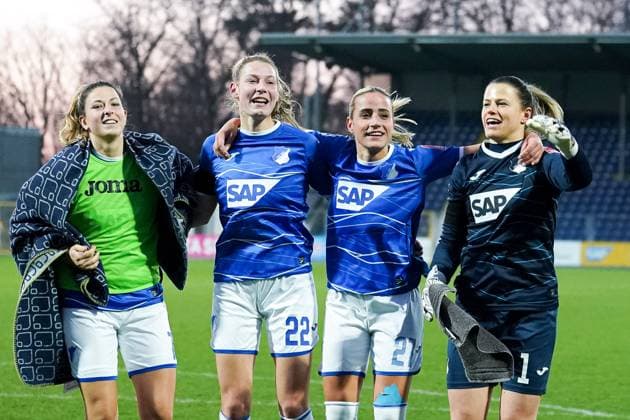 v.li.: Chantal Hagel (TSG, 7), Sarai Linder (TSG, 22), Vanessa Leimenstoll (TSG, 27), Martina Tufekovic (Torwart, Torhüterin, TSG, 1), Spielerinnen der TSG 1899 Hoffenheim, Jubel nach dem Schlusspfiff, Sieg, Sieger, Gewinner, jubelt, jubeln, Freude, optimistisch, Highlight, Action, Aktion, 12.02.2023, Sinsheim (Hoffenheim) (Deutschland), Fussball, Flyeralarm Frauen-Bundesliga, TSG 1899 Hoffenheim - 1. FC Köln, 12.02.2023, Sinsheim (Hoffenheim) (Deutschland), Fussball, Flyeralarm Frauen-Bundesliga, TSG 1899 Hoffenheim - 1. FC Köln, DFB DFL REGULATIONS PROHIBIT ANY USE OF PHOTOGRAPHS AS IMAGE SEQUENCES AND OR QUASI-VIDEO.