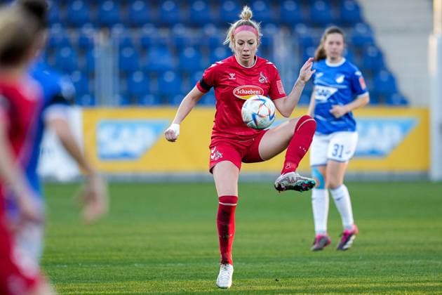 Sharon Beck (Köln, 10), am Ball, Freisteller, Ganzkörper, Einzelbild, Einzelfoto, Aktion, Action, 12.02.2023, Sinsheim (Hoffenheim) (Deutschland), Fussball, Flyeralarm Frauen-Bundesliga, TSG 1899 Hoffenheim - 1. FC Köln, 12.02.2023, Sinsheim (Hoffenheim) (Deutschland), Fussball, Flyeralarm Frauen-Bundesliga, TSG 1899 Hoffenheim - 1. FC Köln, DFB DFL REGULATIONS PROHIBIT ANY USE OF PHOTOGRAPHS AS IMAGE SEQUENCES AND OR QUASI-VIDEO.