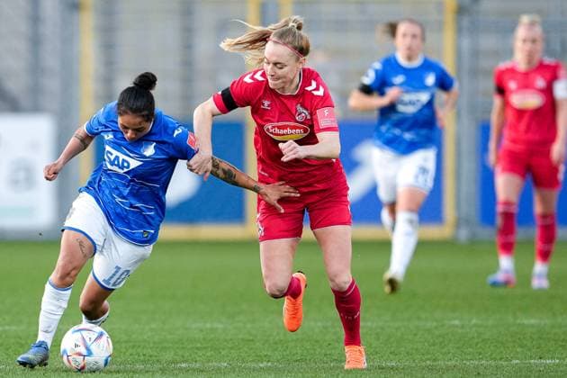 v.li.: Gia Corley (TSG, 10), Sarah Puntigam (Köln, 17), Zweikampf, Spielszene, Duell, duel, tackle, tackling, Dynamik, Action, Aktion, 12.02.2023, Sinsheim (Hoffenheim) (Deutschland), Fussball, Flyeralarm Frauen-Bundesliga, TSG 1899 Hoffenheim - 1. FC Köln, 12.02.2023, Sinsheim (Hoffenheim) (Deutschland), Fussball, Flyeralarm Frauen-Bundesliga, TSG 1899 Hoffenheim - 1. FC Köln, DFB DFL REGULATIONS PROHIBIT ANY USE OF PHOTOGRAPHS AS IMAGE SEQUENCES AND OR QUASI-VIDEO.