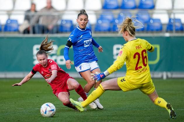 v.li.: Laura Donhauser (Köln, 25), Ereleta Memeti (TSG, 23), Jasmin Pal (Torwart, Torhüterin, Köln, 26), Zweikampf, Spielszene, Duell, duel, tackle, tackling, Dynamik, Action, Aktion, 12.02.2023, Sinsheim (Hoffenheim) (Deutschland), Fussball, Flyeralarm Frauen-Bundesliga, TSG 1899 Hoffenheim - 1. FC Köln, 12.02.2023, Sinsheim (Hoffenheim) (Deutschland), Fussball, Flyeralarm Frauen-Bundesliga, TSG 1899 Hoffenheim - 1. FC Köln, DFB DFL REGULATIONS PROHIBIT ANY USE OF PHOTOGRAPHS AS IMAGE SEQUENCES AND OR QUASI-VIDEO.