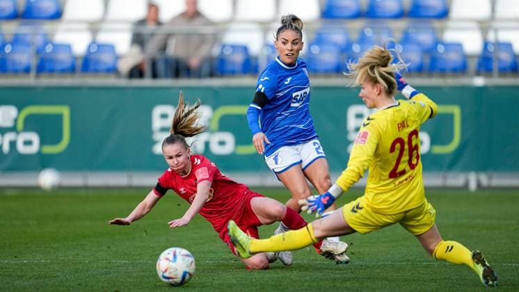 v.li.: Laura Donhauser (Köln, 25), Ereleta Memeti (TSG, 23), Jasmin Pal (Torwart, Torhüterin, Köln, 26), Zweikampf, Spielszene, Duell, duel, tackle, tackling, Dynamik, Action, Aktion, 12.02.2023, Sinsheim (Hoffenheim) (Deutschland), Fussball, Flyeralarm Frauen-Bundesliga, TSG 1899 Hoffenheim - 1. FC Köln, 12.02.2023, Sinsheim (Hoffenheim) (Deutschland), Fussball, Flyeralarm Frauen-Bundesliga, TSG 1899 Hoffenheim - 1. FC Köln, DFB DFL REGULATIONS PROHIBIT ANY USE OF PHOTOGRAPHS AS IMAGE SEQUENCES AND OR QUASI-VIDEO.