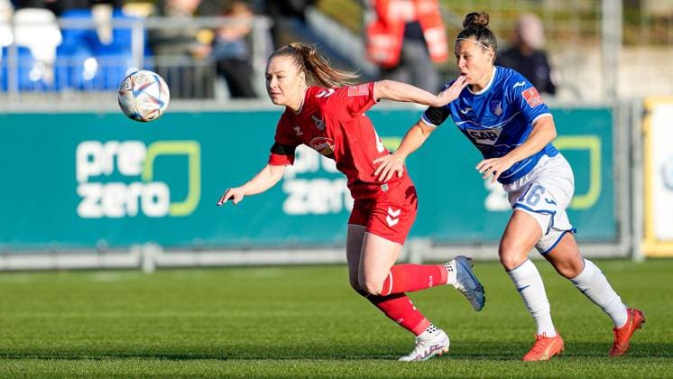 v.li.: Weronika Zawistowska (Köln, 24), Nicole Billa (TSG, 16), Zweikampf, Spielszene, Duell, duel, tackle, tackling, Dynamik, Action, Aktion, 12.02.2023, Sinsheim (Hoffenheim) (Deutschland), Fussball, Flyeralarm Frauen-Bundesliga, TSG 1899 Hoffenheim - 1. FC Köln, 12.02.2023, Sinsheim (Hoffenheim) (Deutschland), Fussball, Flyeralarm Frauen-Bundesliga, TSG 1899 Hoffenheim - 1. FC Köln, DFB DFL REGULATIONS PROHIBIT ANY USE OF PHOTOGRAPHS AS IMAGE SEQUENCES AND OR QUASI-VIDEO.