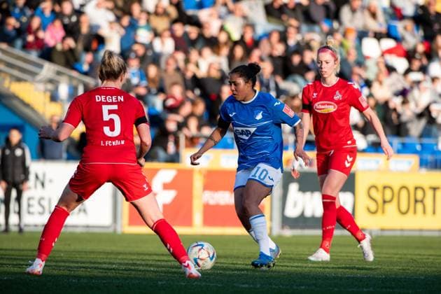 Gia Corley (TSG Hoffenheim, 10) im Zweikampf mit Celina Degen (1. FC Koeln, 05), GER, TSG 1899 Hoffenheim vs. 1. FC Koeln, Fussball Flyeralarm Frauen Bundesliga, 12. Spieltag, Spielzeit 2022 2023, 12.02.2023 GER, TSG 1899 Hoffenheim vs. 1. FC Koeln, Fussball Flyeralarm Frauen Bundesliga, 12. Spieltag, Spielzeit 2022 2023, 12.02.2023 Hoffenheim Copyright: xEibner Memmlerx EP_MMR